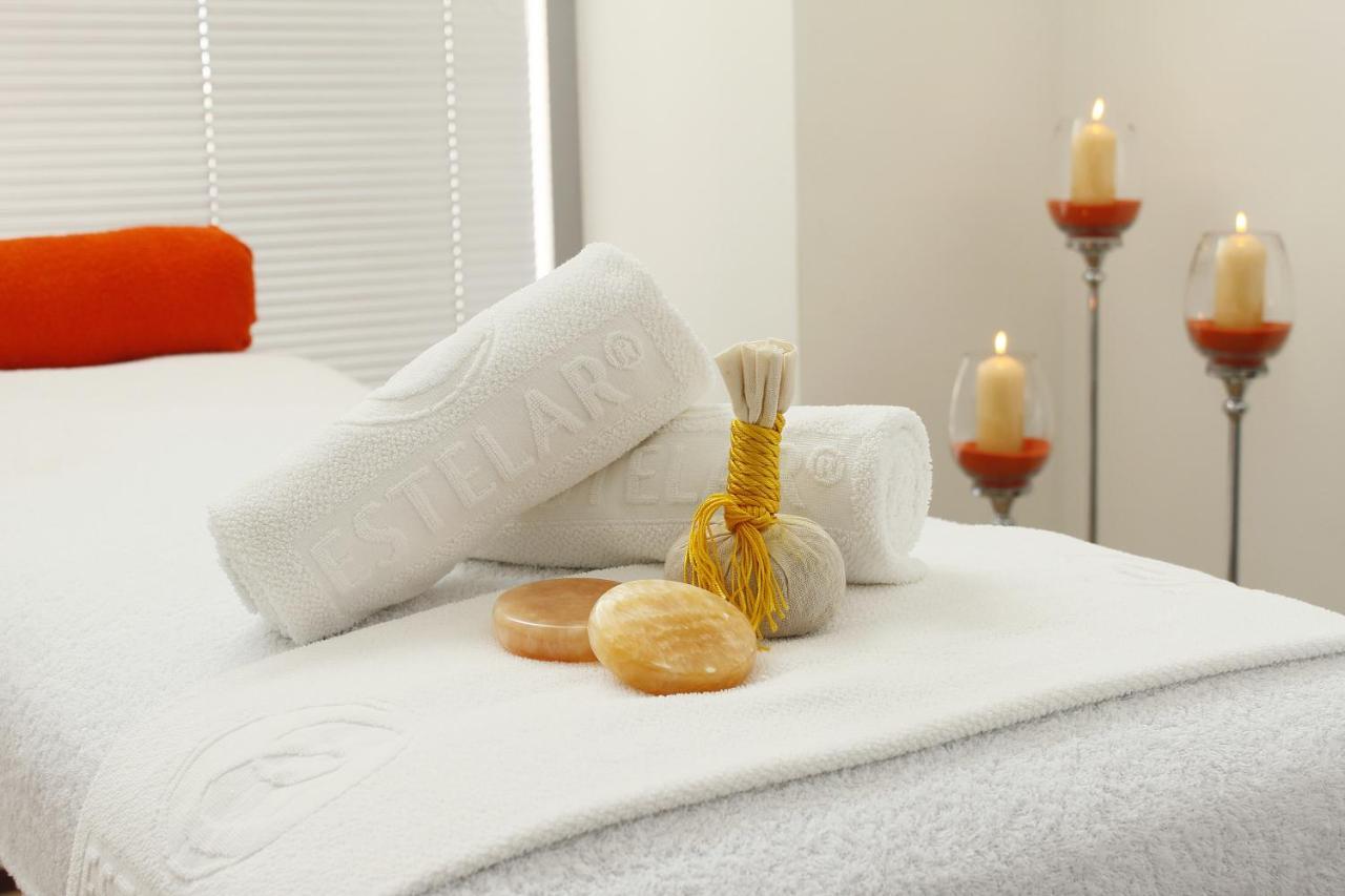 Estelar Alto Prado 바랑키야 외부 사진 A massage table with towels and massage stones
