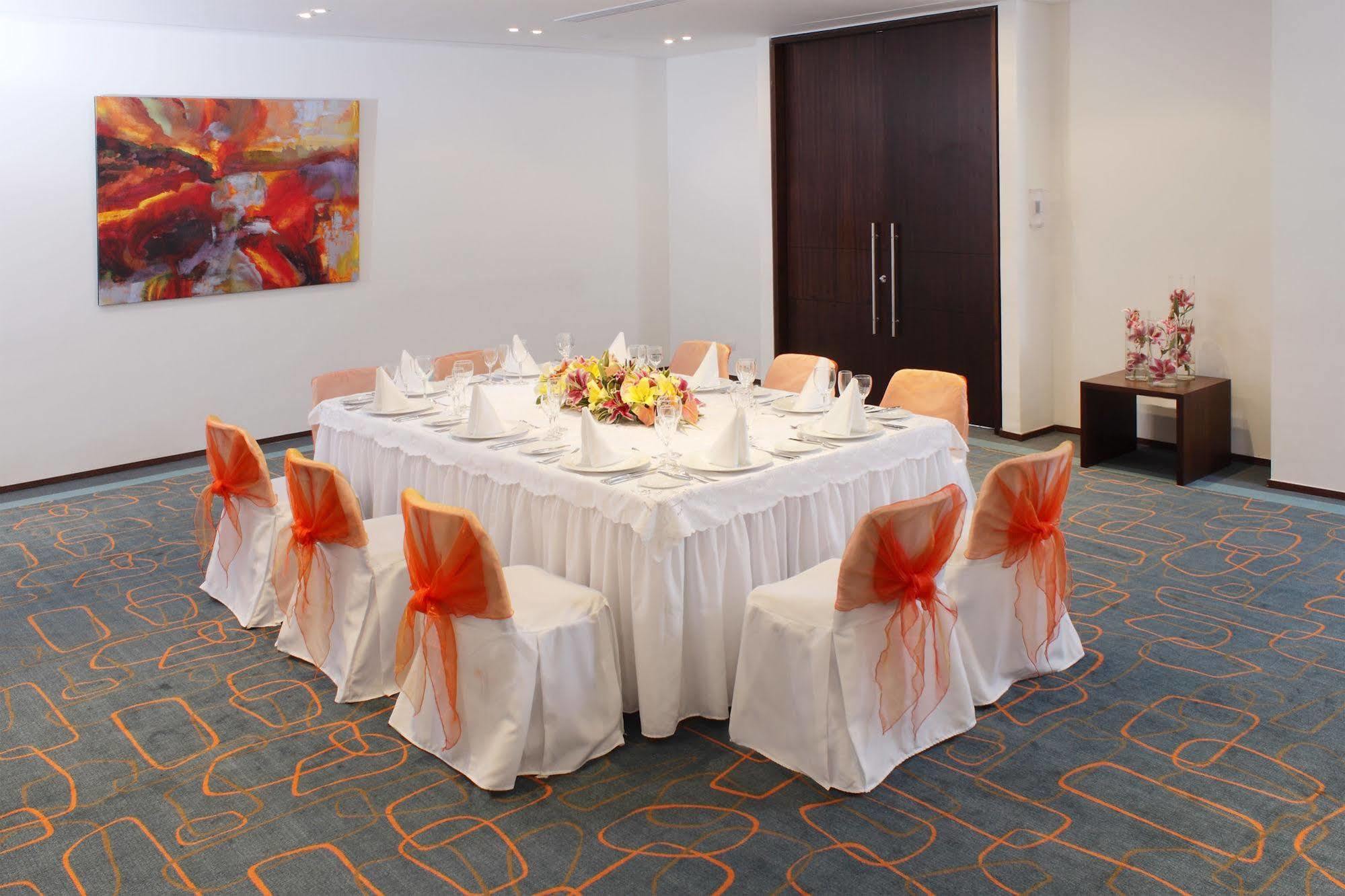 Estelar Alto Prado 바랑키야 외부 사진 A table set for a formal dinner